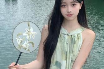 细看“Hizzy (히지)温柔”私拍图集，感受其艺术魅力与生动的自我表达.txt